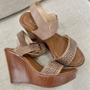 FOREVER Platform Wedge Sandals (Tan, Size 6.5)